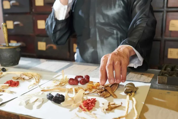 Die Organuhr ist ein grundlegendes Konzept in der Traditionellen Chinesischen Medizin (TCM), die schon seit Jahrtausenden auf die verschiedenen menschlichen Zyklen achtet. Schlafstörung bekämpfen.