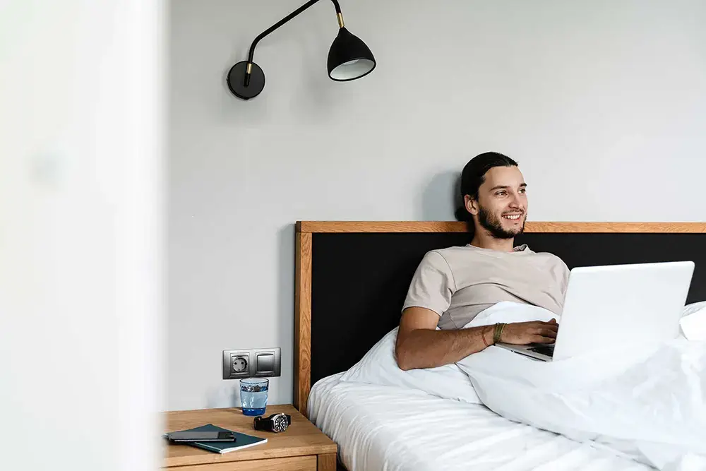 Das Schlafzimmer ist ein heiliger Raum. Hierhin gehst du, um der Welt zu entfliehen und dich auszuruhen. Das bedeutet, dass es nur für diese Zwecke reserviert sein sollte - zum Schlafen oder vielleicht auch für die die schönsten Nebensachen der Welt.
