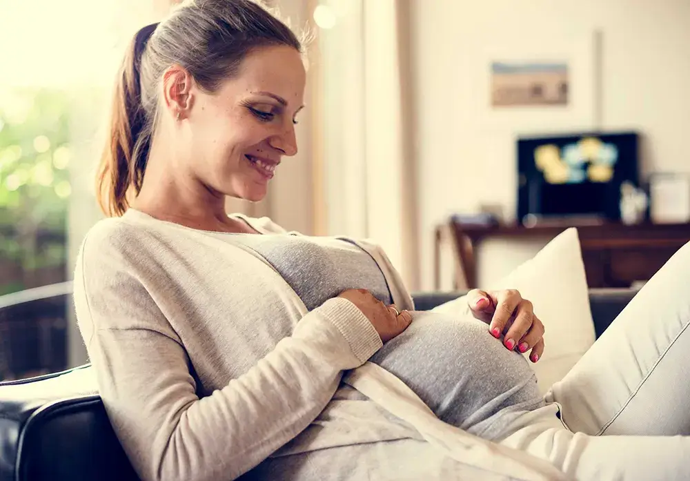 In der Schwangerschaft durchzuschlafen kann eine Herausforderung sein, aber es lohnt sich für ein gesundes und glückliches Baby.